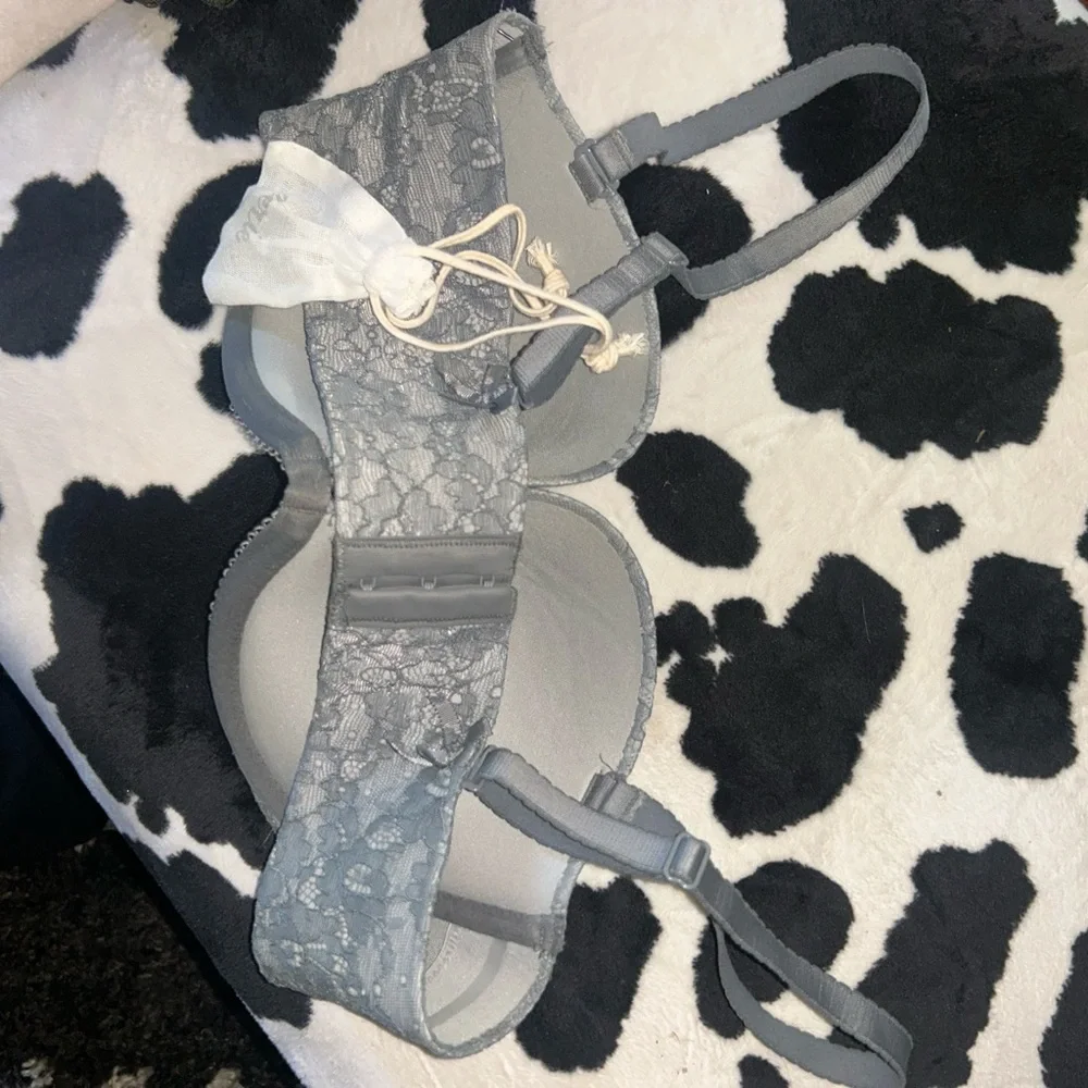 Four bras - Picture 4 of 11